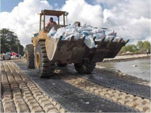 Temporary road of heavy vehicle ground protection mats